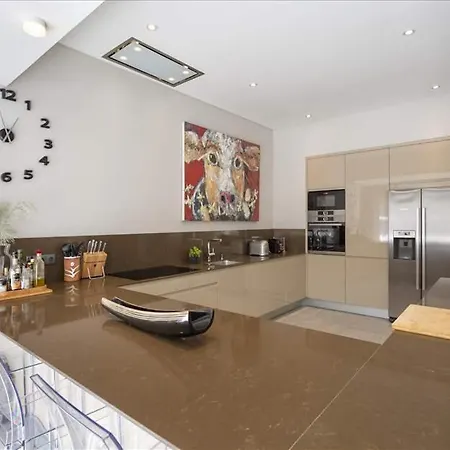 Sleeps 9 Pool Air Con Wifi וילה קינטה דו לאגו