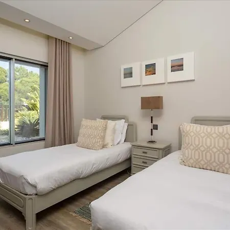 Sleeps 9 Pool Air Con Wifi וילה